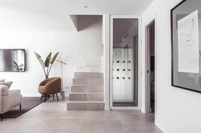 3 sypialnia Dom na sprzedaż w Nueva Andalucia, Marbella z basenem garażem - 895 000 € (Ref: 5921758)