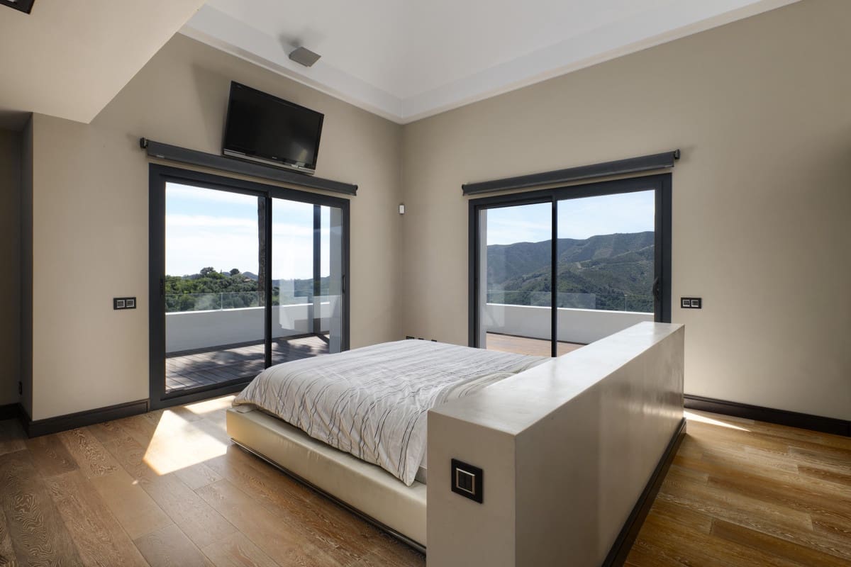 5 soveværelse Villa til salg i Istan med swimmingpool garage - € 3.750.000 (Ref: 5977650)