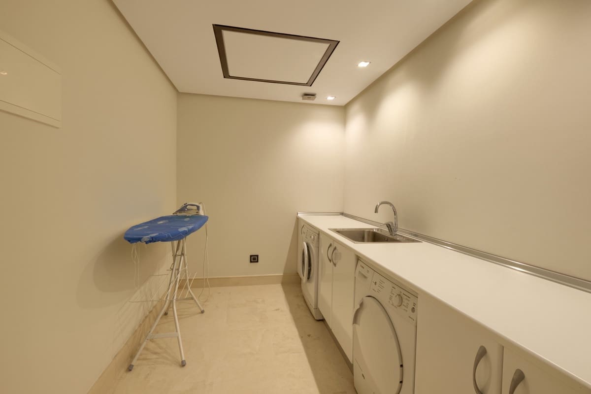 5 soveværelse Villa til salg i Istan med swimmingpool garage - € 3.750.000 (Ref: 5977650)