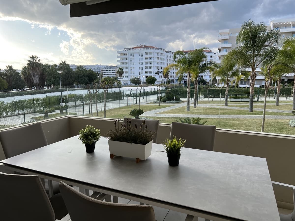 3 soverom Leilighet til salgs i Nueva Andalucia med svømmebasseng garasje - € 750 (Ref: 6574309)