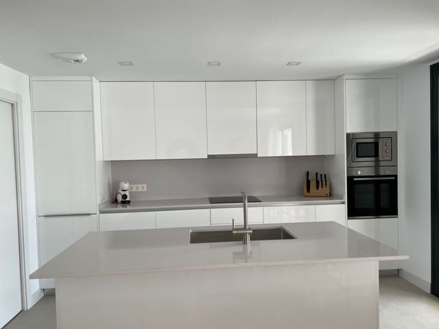 4 bedroom Apartment for holiday rental in Estepona with pool garage - € 1,350 (Ref: 6862879)