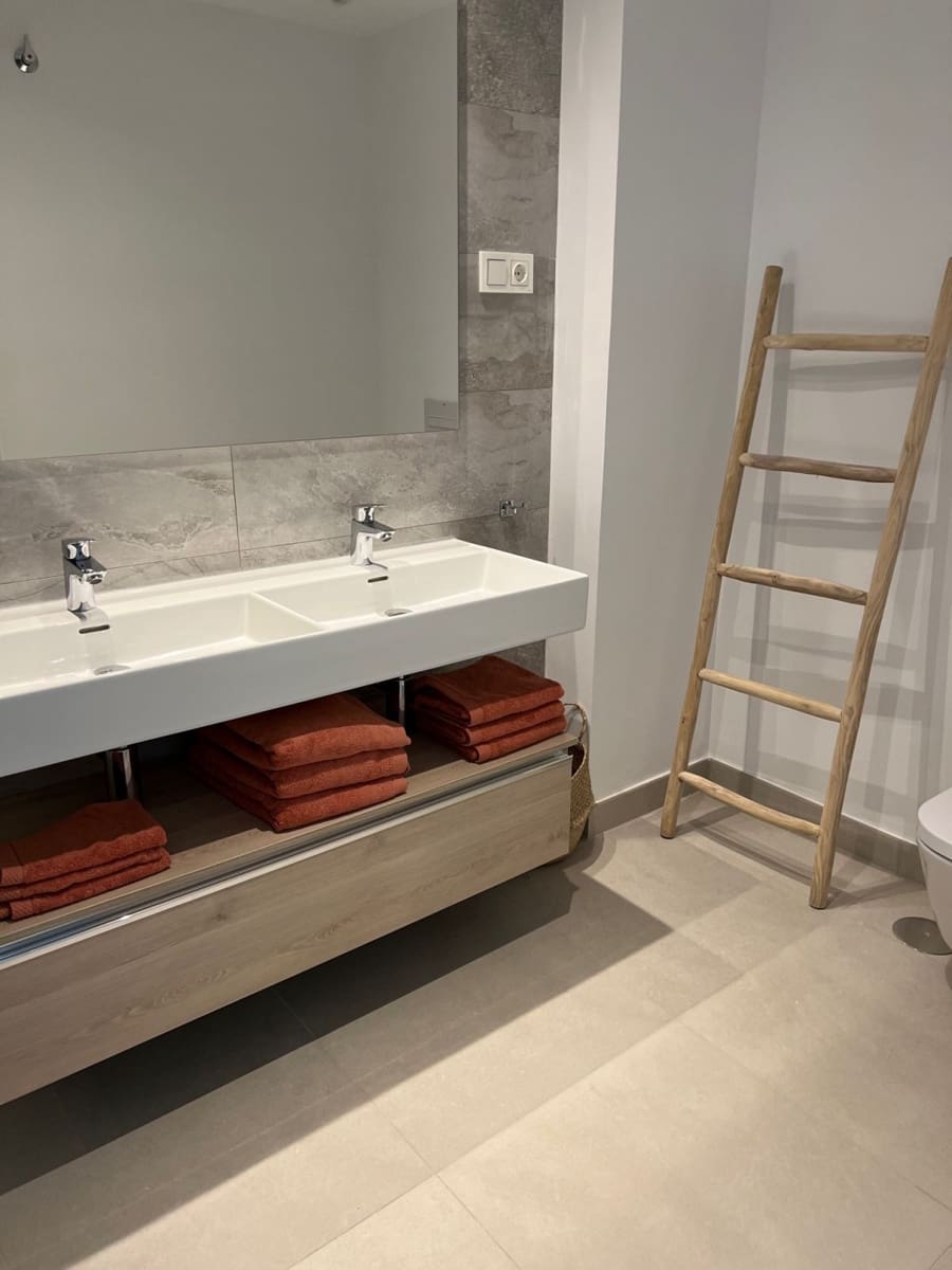 Appartement de 4 chambres de location de vacances à Estepona avec piscine garage - 1 350 € (Ref: 6862879)