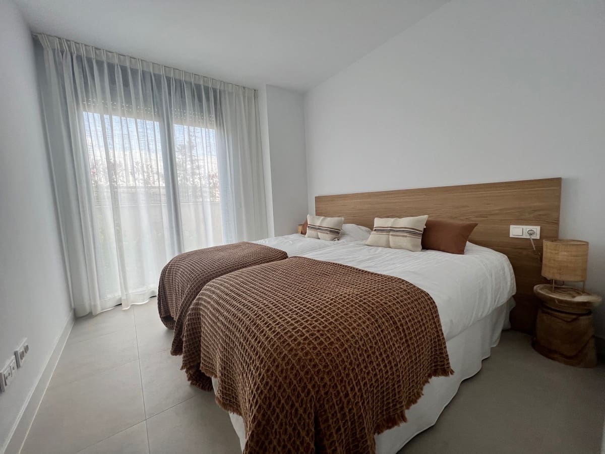 Appartement de 4 chambres de location de vacances à Estepona avec piscine garage - 1 350 € (Ref: 6862879)