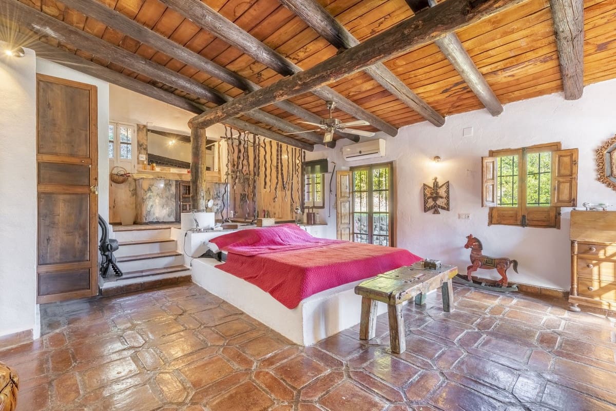 5 bedroom Villa for sale in Benahavis with pool garage - € 2,650,000 (Ref: 6923747)