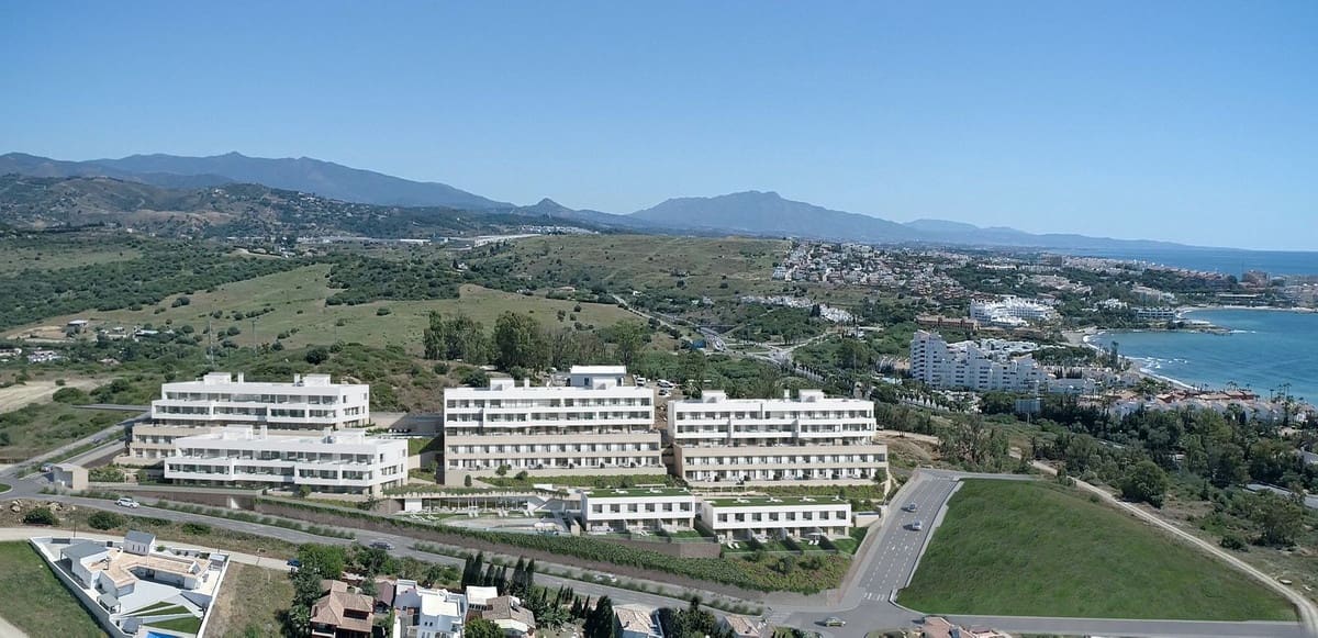 Apartamento de 2 habitaciones en Estepona en venta con piscina garaje - 438.000 € (Ref: 7003744)