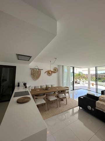 3 bedroom Apartment for holiday rental in Estepona with pool garage - € 1,400 (Ref: 7205944)