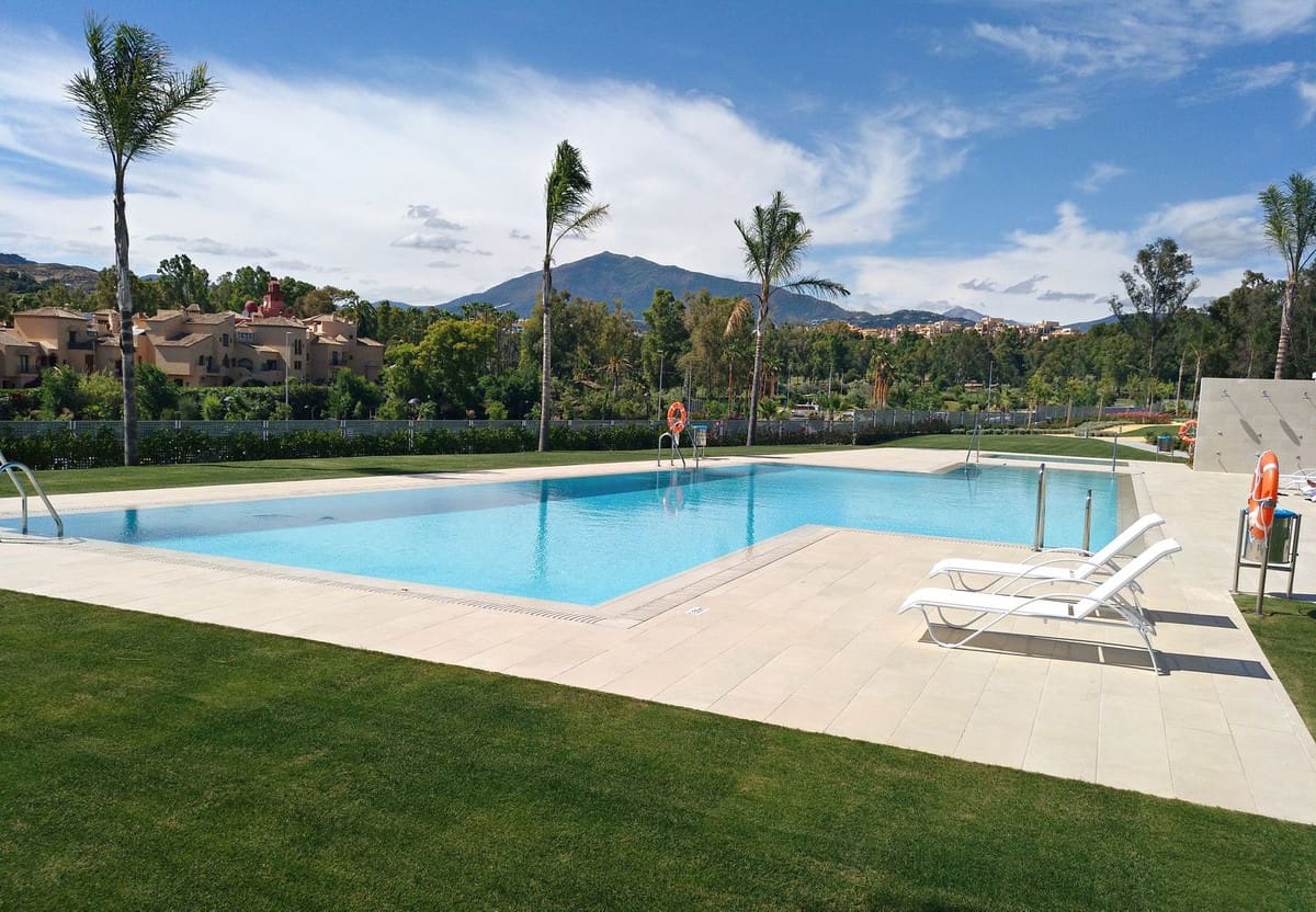 3 sovrum Lägenhet för semesterbostäder i Estepona med pool garage - 1 890 € (Ref: 7205944)