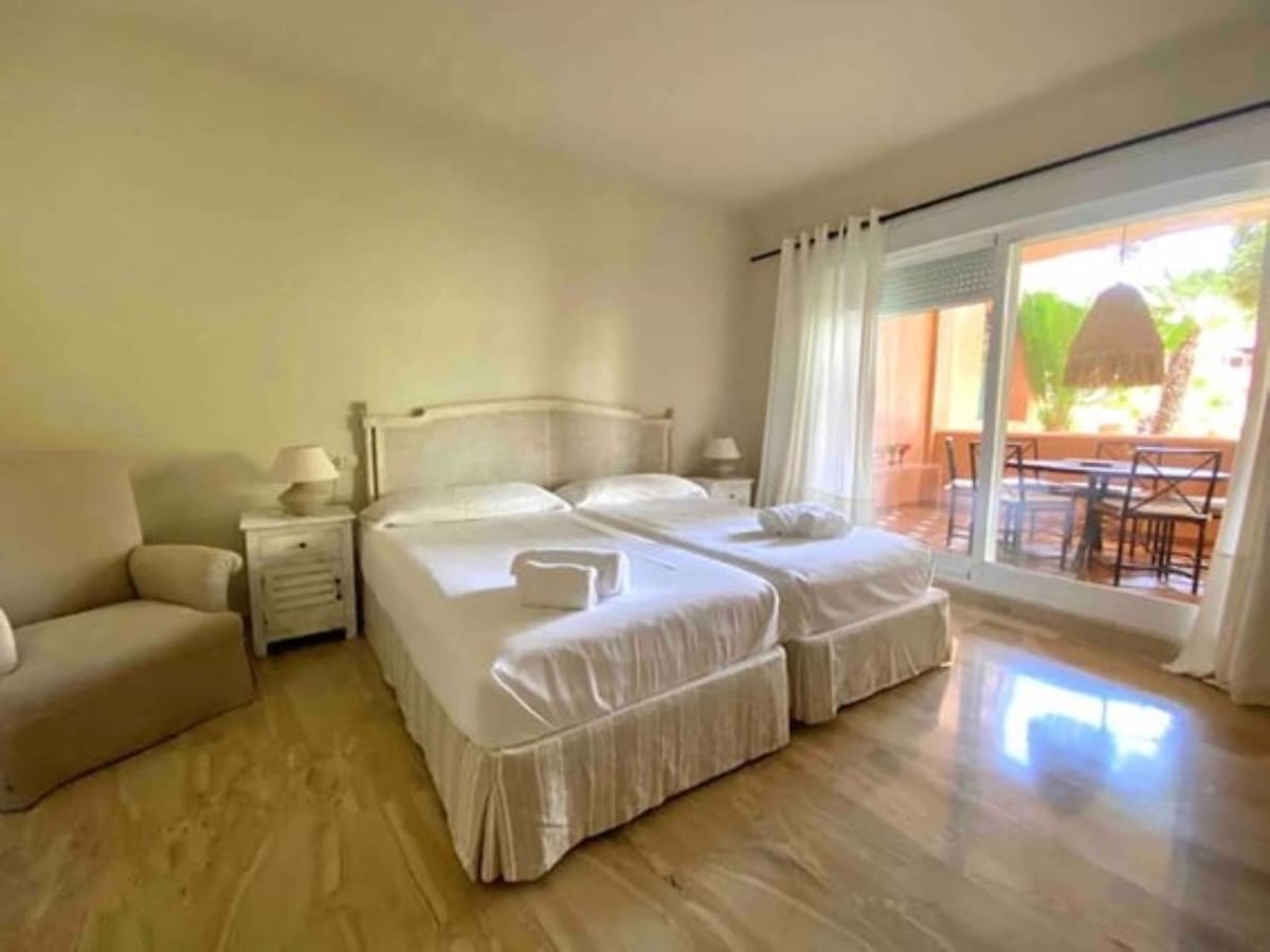 Appartement de 2 chambres à louer à Marbella avec piscine garage - 1 800 € (Ref: 7842309)