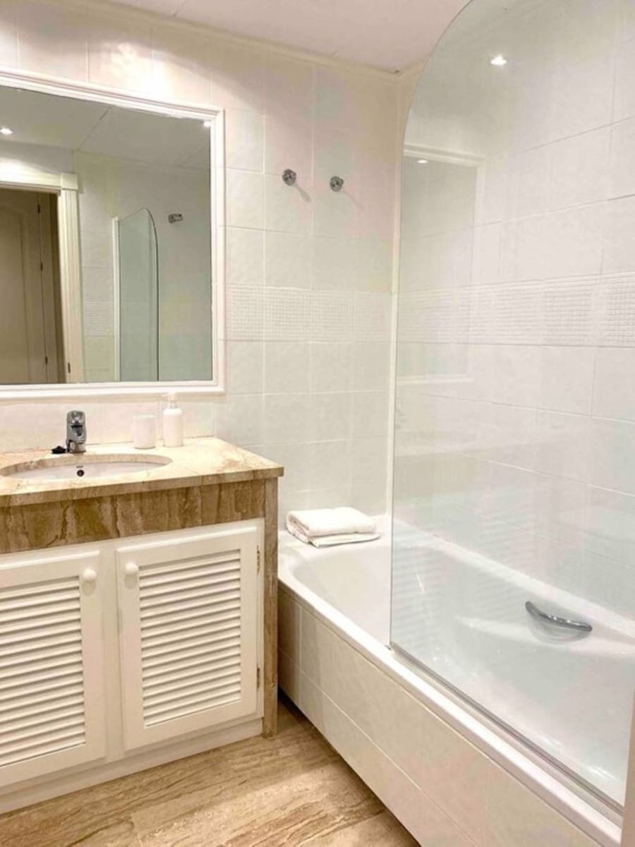 Appartement de 2 chambres à louer à Marbella avec piscine garage - 1 800 € (Ref: 7842309)