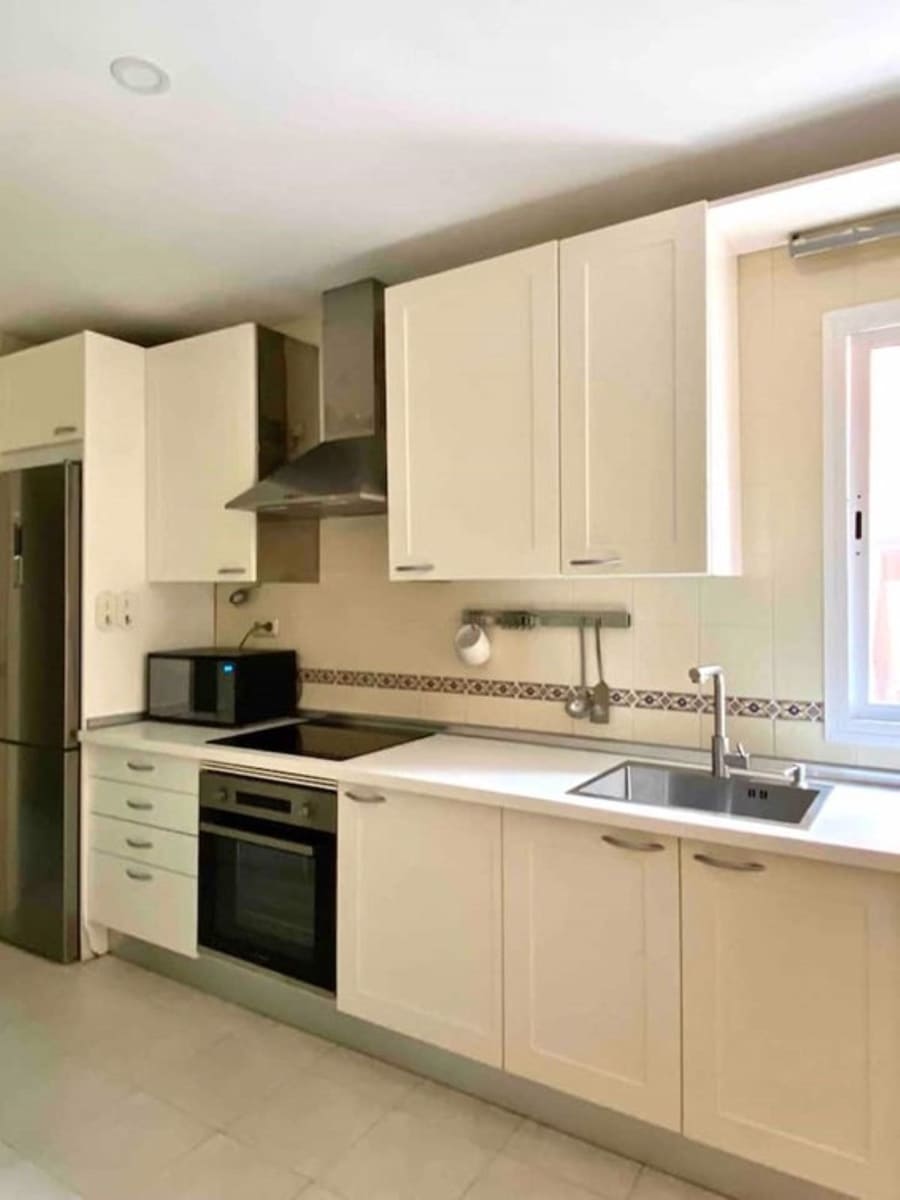 Appartement de 2 chambres à louer à Marbella avec piscine garage - 1 800 € (Ref: 7842309)