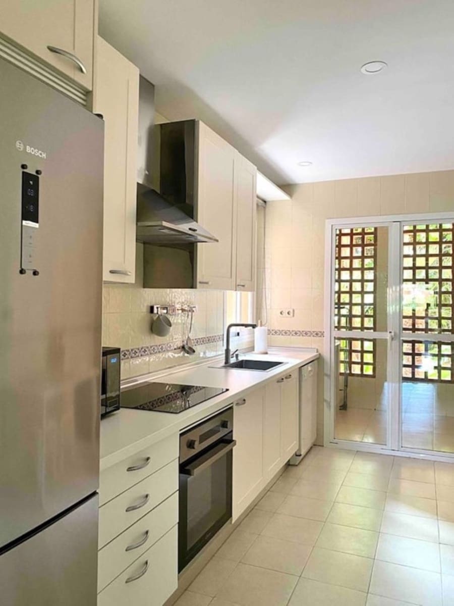 Appartement de 2 chambres à louer à Marbella avec piscine garage - 1 800 € (Ref: 7842309)