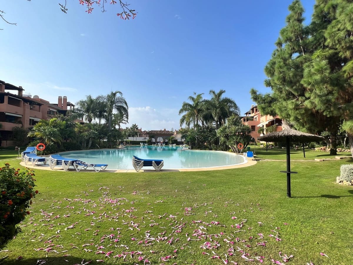 Appartement de 2 chambres à louer à Marbella avec piscine garage - 1 800 € (Ref: 7842309)