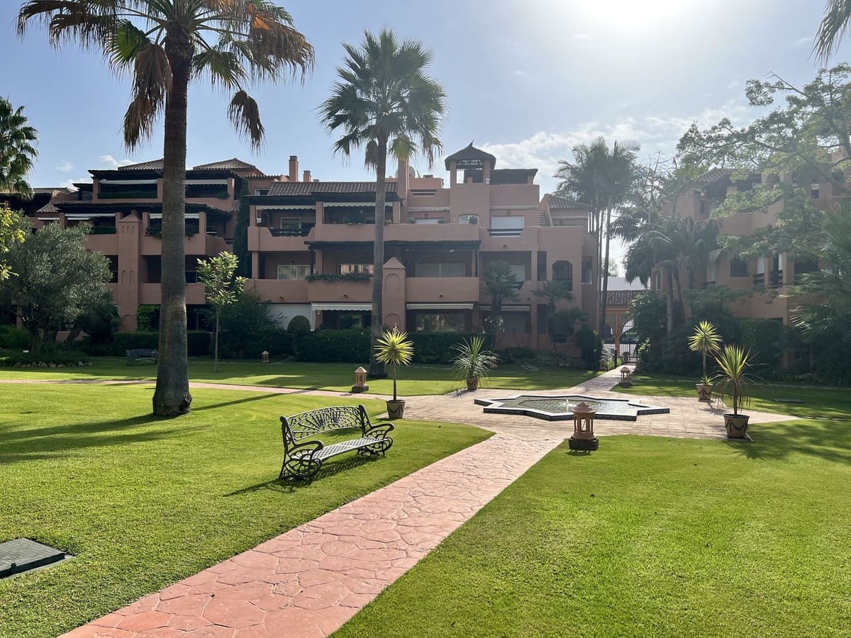 Appartement de 2 chambres à louer à Marbella avec piscine garage - 1 800 € (Ref: 7842309)