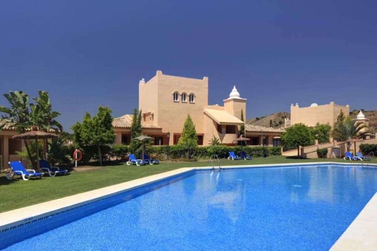 2 bedroom Apartment for holiday rental in Elviria with pool garage - € 500 (Ref: 8017832)