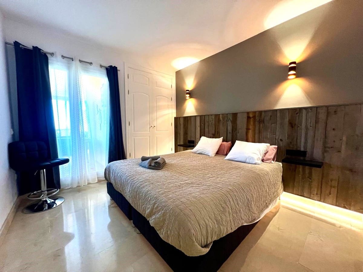 2 bedroom Apartment for holiday rental in Elviria with pool garage - € 500 (Ref: 8017832)