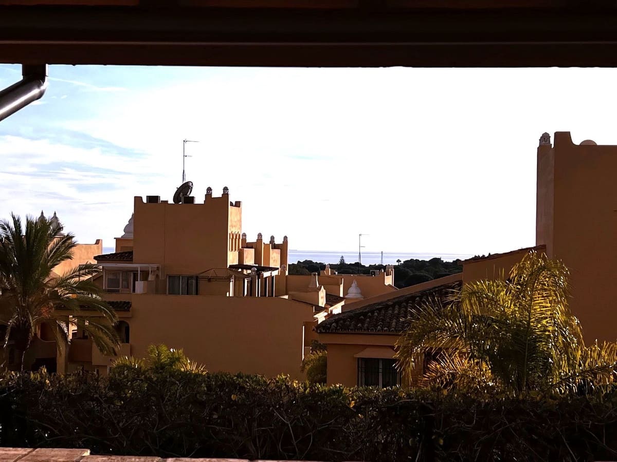 2 bedroom Apartment for holiday rental in Elviria with pool garage - € 500 (Ref: 8017832)
