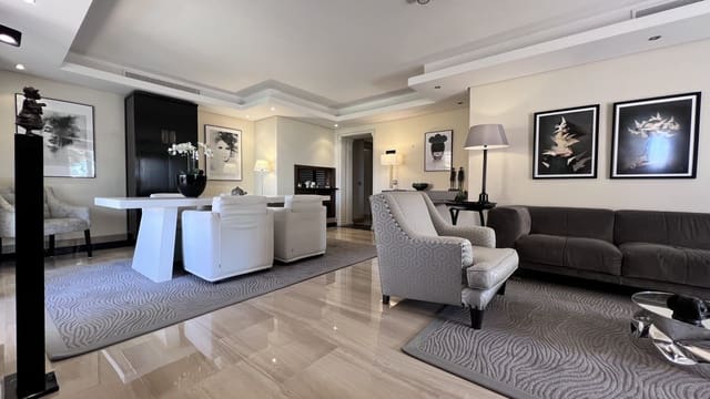 1 soverom Leilighet til salgs i Estepona med svømmebasseng garasje - € 550 000 (Ref: 8031961)