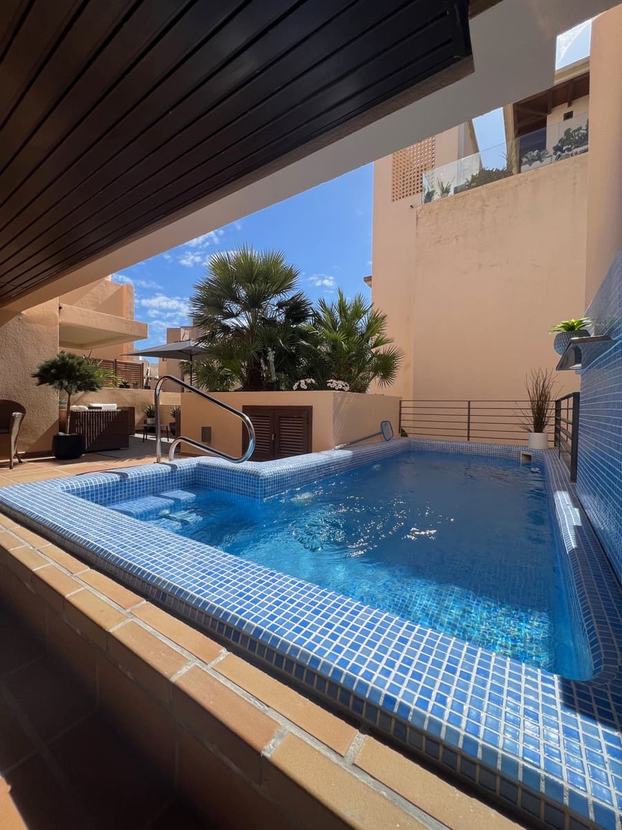 1 soverom Leilighet til salgs i Estepona med svømmebasseng garasje - € 550 000 (Ref: 8031961)