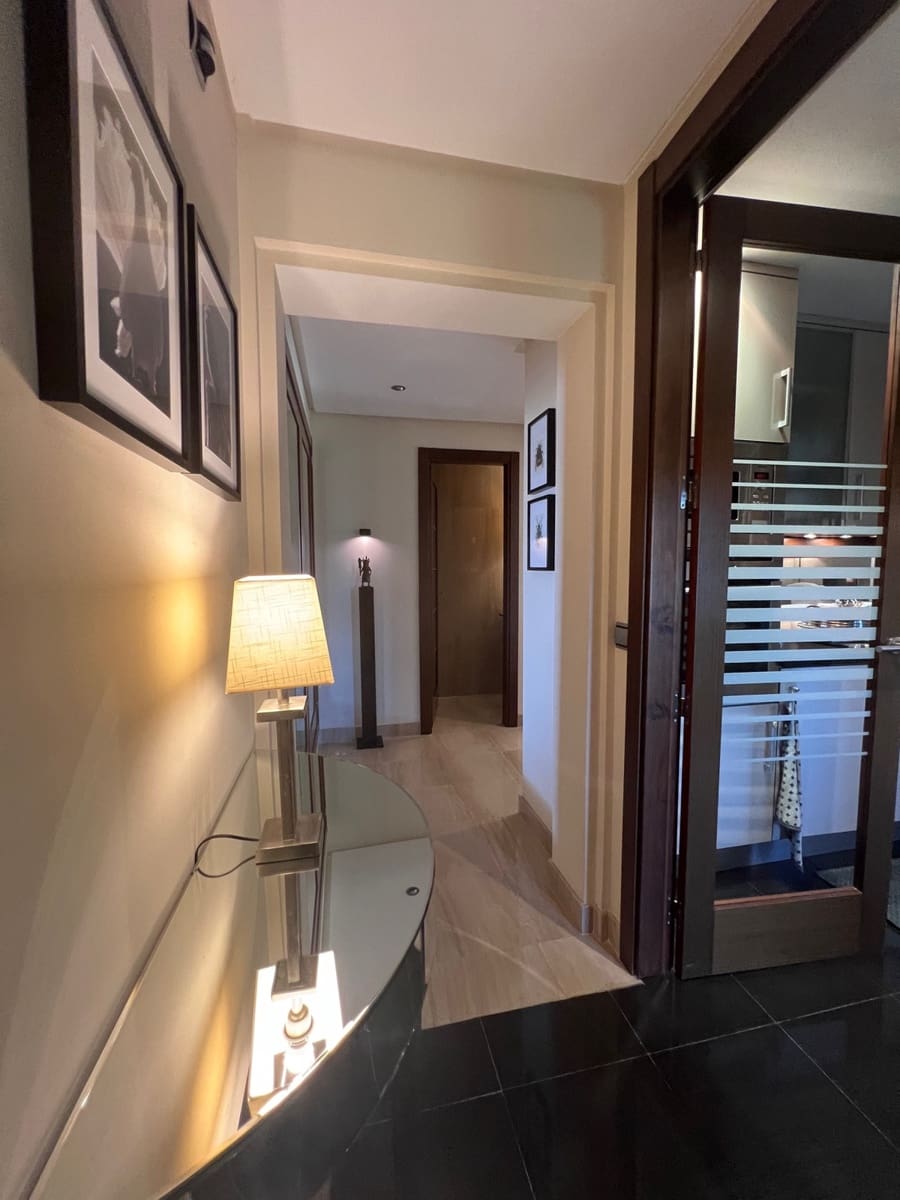 1 soverom Leilighet til salgs i Estepona med svømmebasseng garasje - € 550 000 (Ref: 8031961)