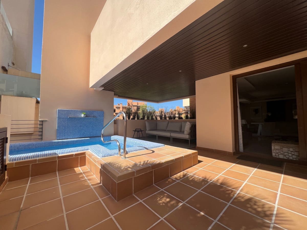 1 soverom Leilighet til salgs i Estepona med svømmebasseng garasje - € 550 000 (Ref: 8031961)