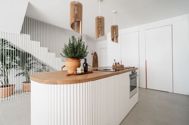 3 soveværelse Byhus til salg i Las Chapas, Marbella med swimmingpool - € 2.150.000 (Ref: 8126038)