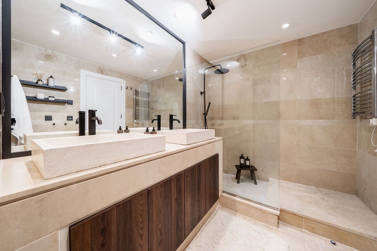 3 bedroom Apartment for sale in Nueva Andalucia with pool garage - € 795,000 (Ref: 8126039)