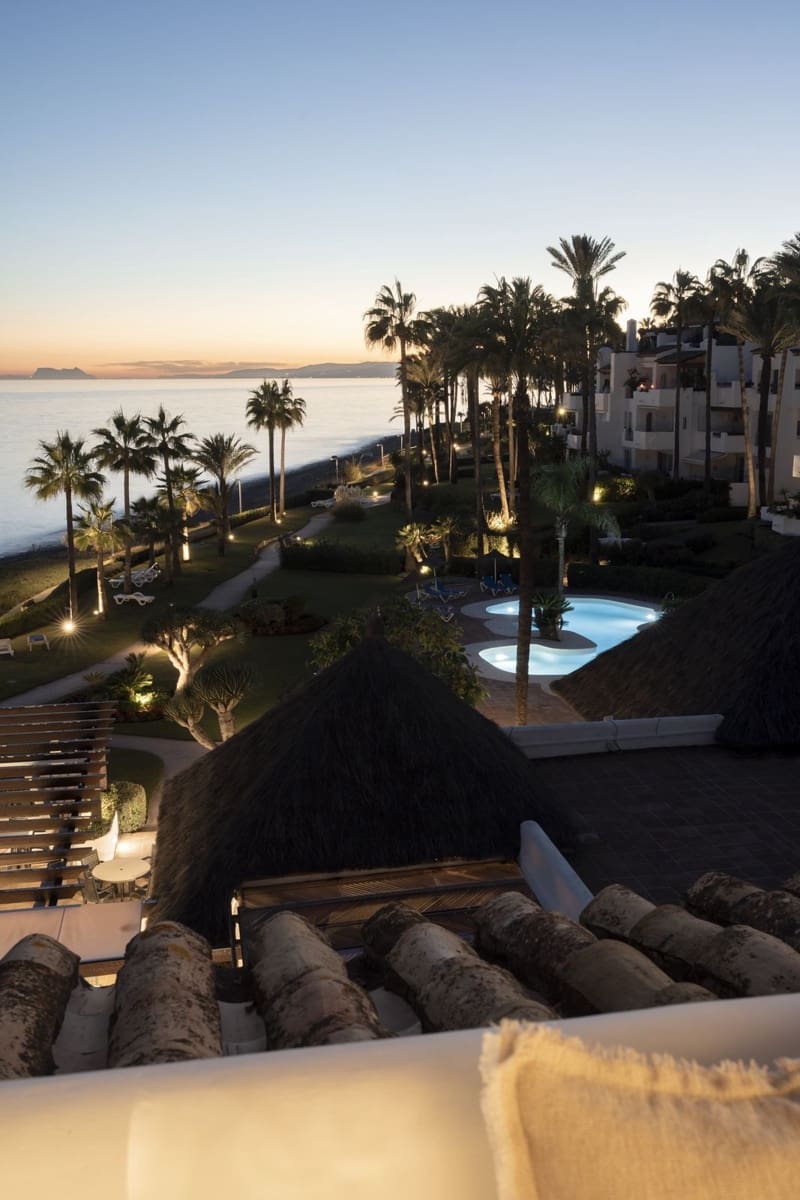 Ático de 2 habitaciones en Estepona en venta con piscina garaje - 1.995.000 € (Ref: 8131813)