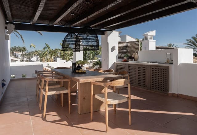 Ático de 2 habitaciones en Estepona en venta con piscina garaje - 1.995.000 € (Ref: 8131813)