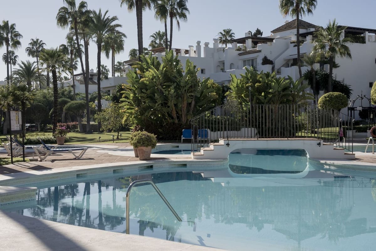 Ático de 2 habitaciones en Estepona en venta con piscina garaje - 1.995.000 € (Ref: 8131813)
