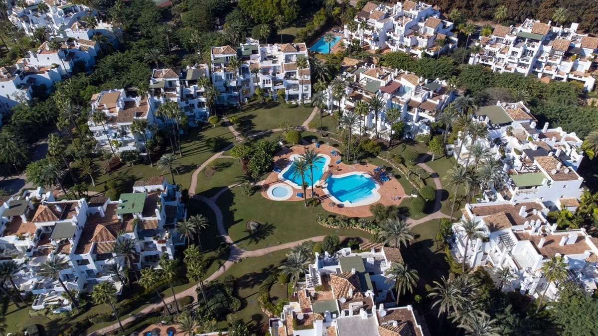 Ático de 2 habitaciones en Estepona en venta con piscina garaje - 1.995.000 € (Ref: 8131813)
