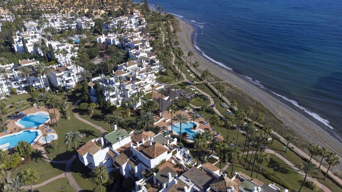 Ático de 2 habitaciones en Estepona en venta con piscina garaje - 1.995.000 € (Ref: 8131813)