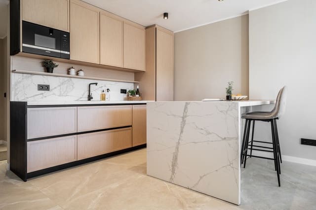 4 chambre Appartement à vendre à Nueva Andalucia, Marbella avec piscine garage - 695 000 € (Ref: 8133637)