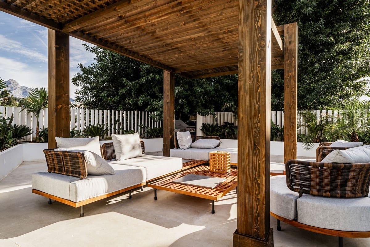 5 bedroom Villa for sale in Nueva Andalucia with pool - € 2,495,000 (Ref: 8133638)