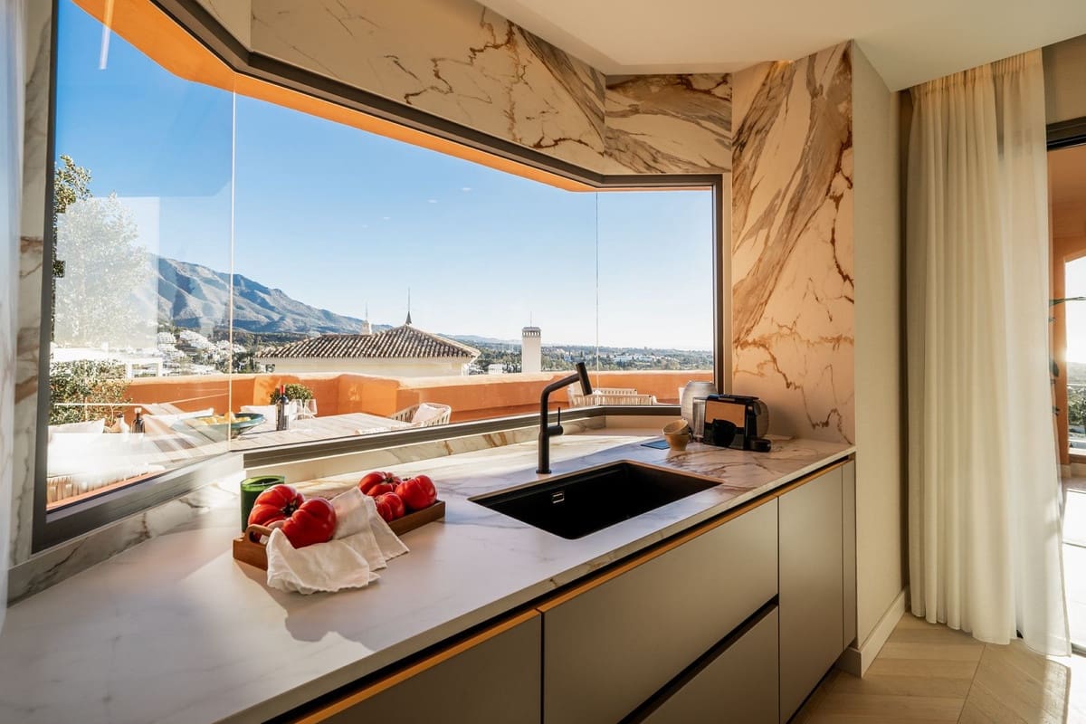 4 chambre Penthouse à vendre à Nueva Andalucia avec piscine garage - 3 249 000 € (Ref: 8133639)