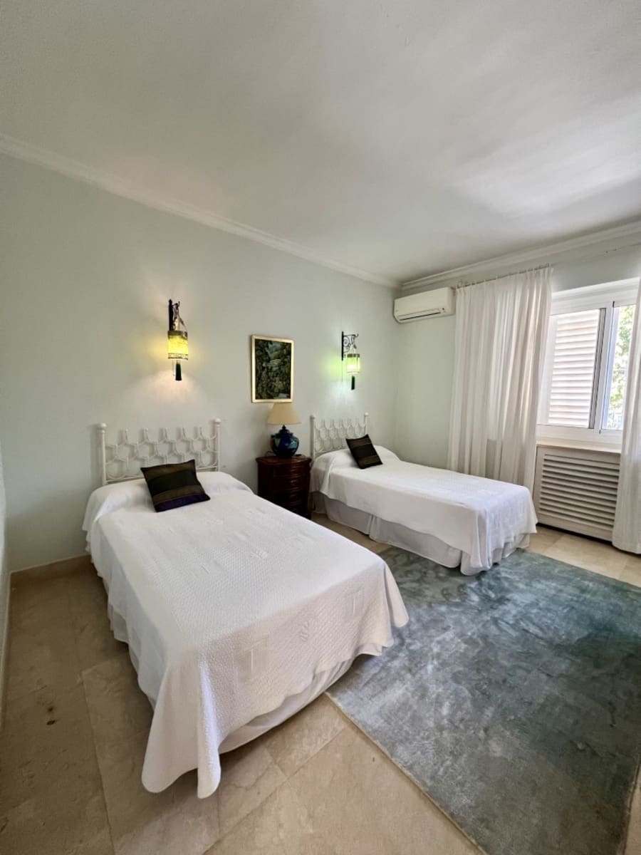   5 soveværelse   ferieVilla i Guadalmina   med   swimmingpool   - € 16.250 (Ref: 8214772)