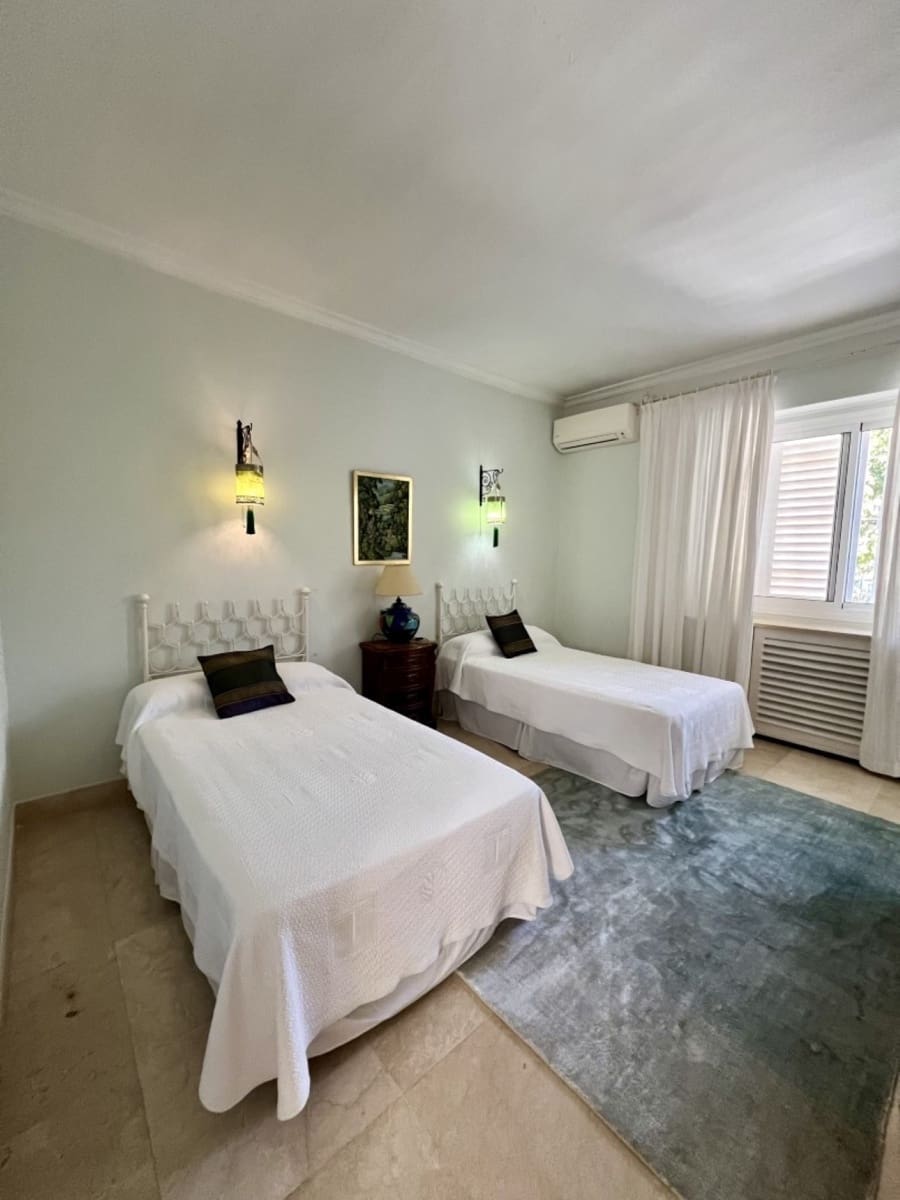 5 bedroom Villa for holiday rental in Guadalmina with pool - € 16,250 (Ref: 8214772)