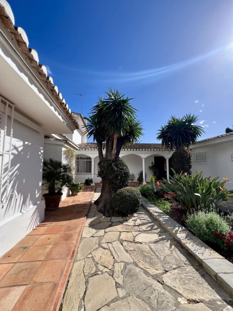 5 bedroom Villa for holiday rental in Guadalmina with pool - € 16,250 (Ref: 8214772)