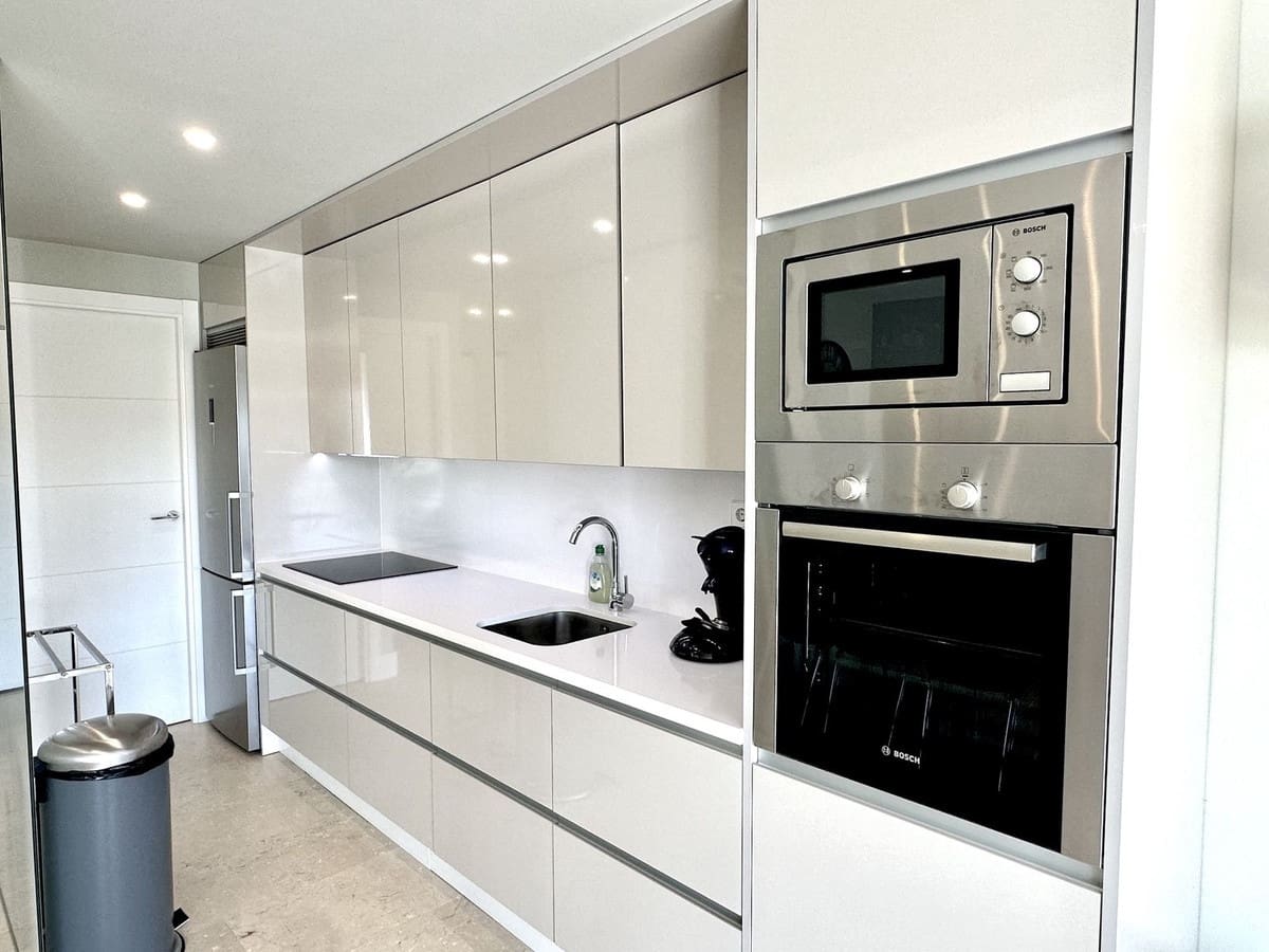 Apartamento de 2 habitaciones en New Golden Mile en alquiler con piscina garaje - 2.200 € (Ref: 8796709)