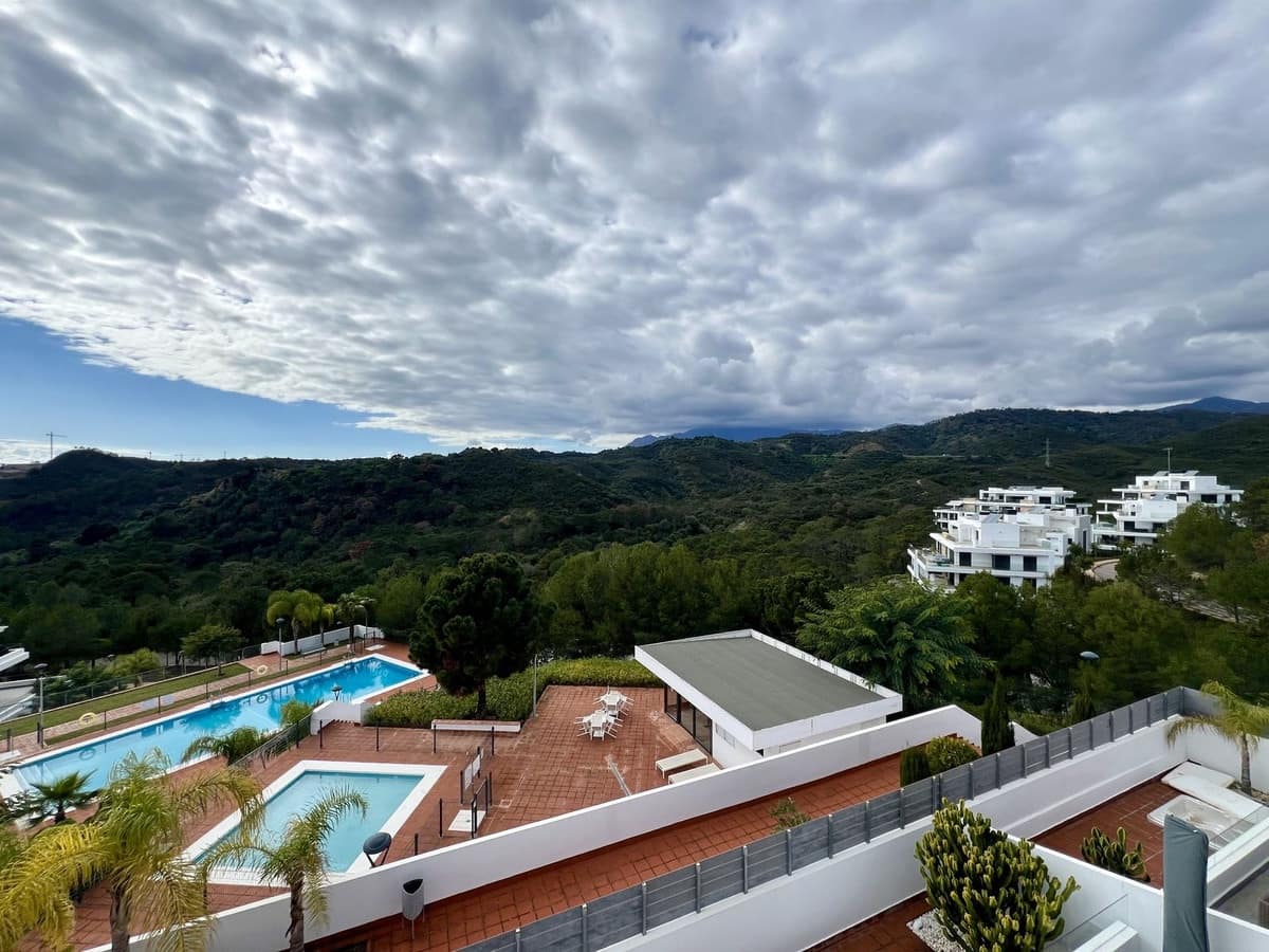 Apartamento de 2 habitaciones en New Golden Mile en alquiler con piscina garaje - 2.200 € (Ref: 8796709)