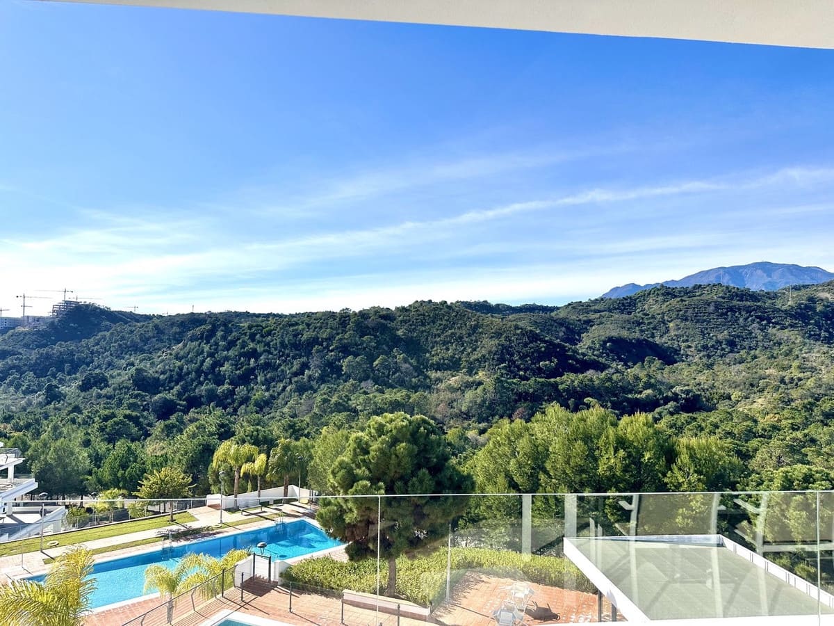 Apartamento de 2 habitaciones en New Golden Mile en alquiler con piscina garaje - 2.200 € (Ref: 8796709)