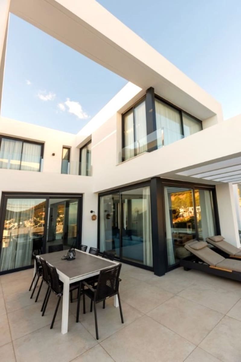 4 bedroom Villa for holiday rental in Benalmadena with pool garage - € 2,000 (Ref: 8969696)