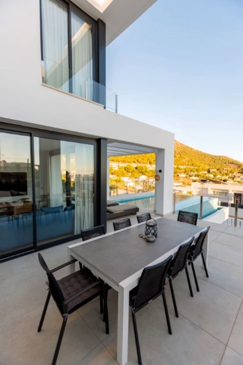 4 bedroom Villa for holiday rental in Benalmadena with pool garage - € 2,000 (Ref: 8969696)