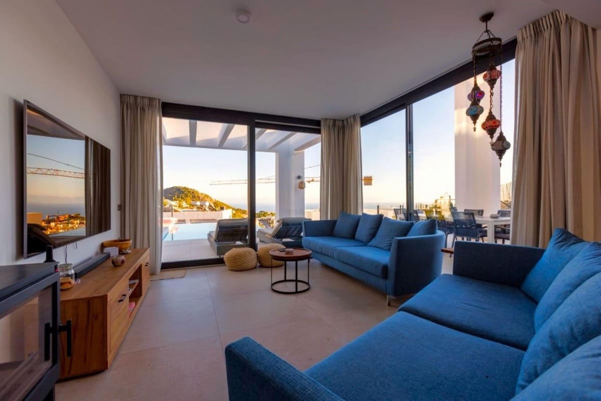 4 bedroom Villa for holiday rental in Benalmadena with pool garage - € 2,000 (Ref: 8969696)