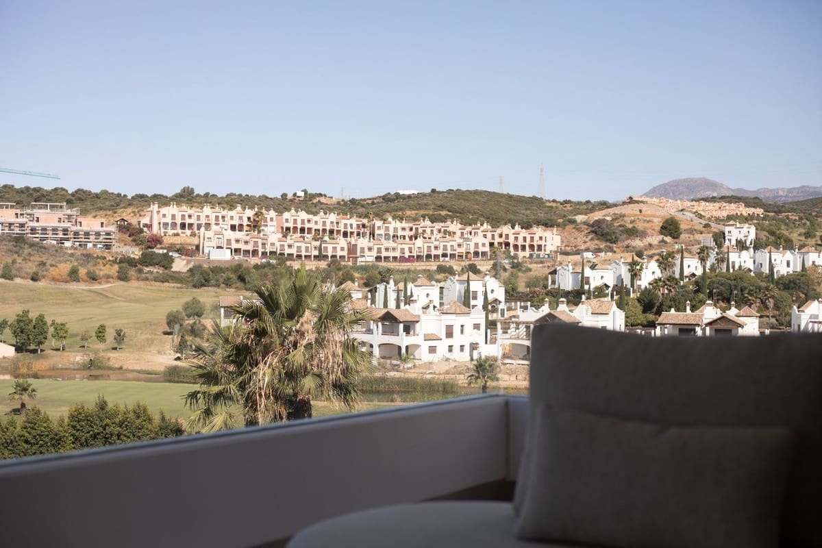   3 soveværelse   ferieLejlighed i Estepona   med   swimmingpool  garage  - € 1.000 (Ref: 9087256)