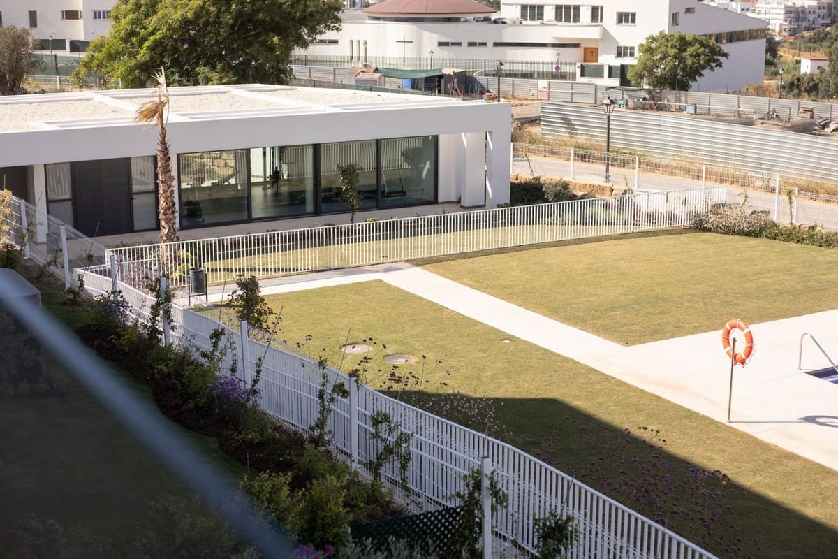   3 soveværelse   ferieLejlighed i Estepona   med   swimmingpool  garage  - € 1.000 (Ref: 9087256)