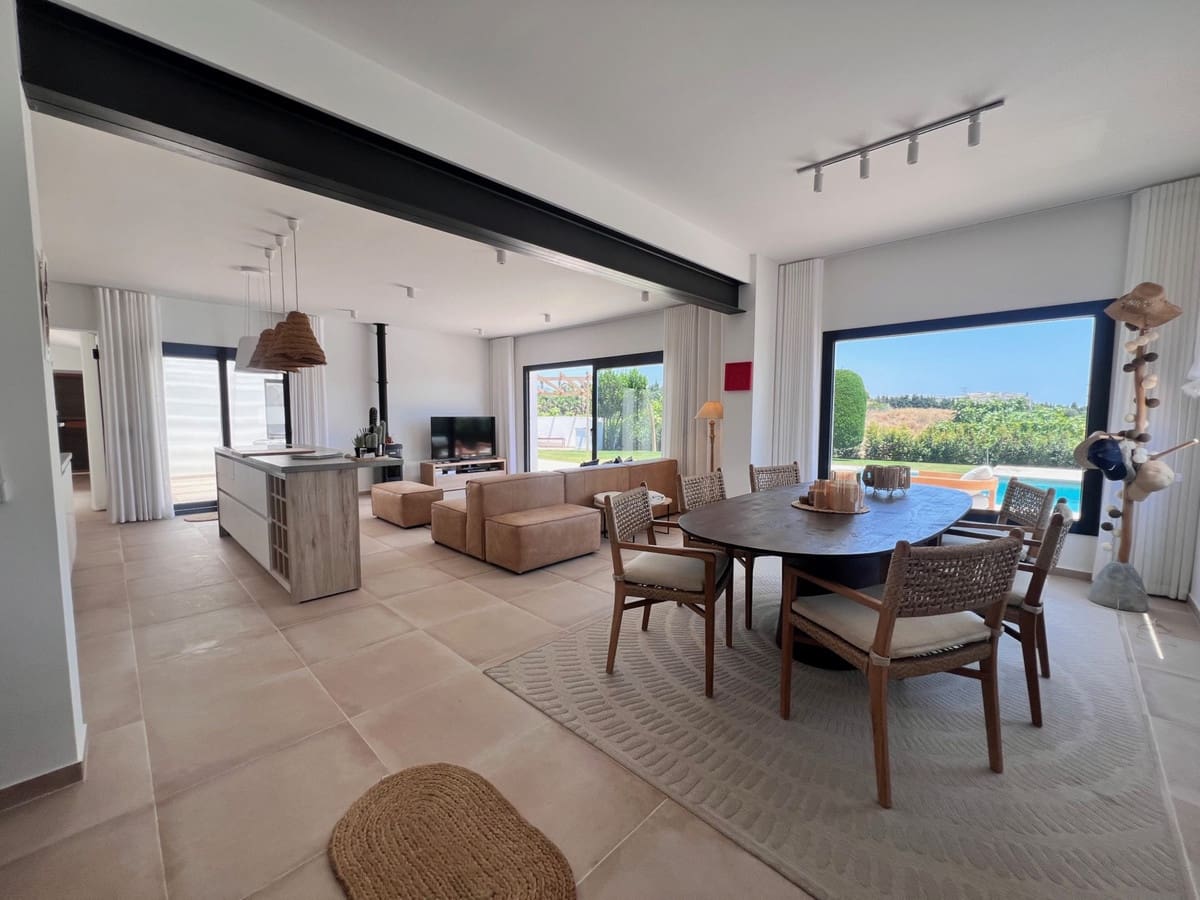 3 sovrum Villa till salu i Estepona med pool garage - 1 395 000 € (Ref: 9109512)