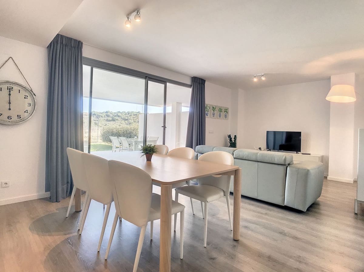 2 bedroom Apartment for rent in Estepona with pool garage - € 1,700 (Ref: 9142417)