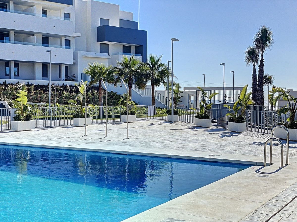 2 bedroom Apartment for rent in Estepona with pool garage - € 1,700 (Ref: 9142417)