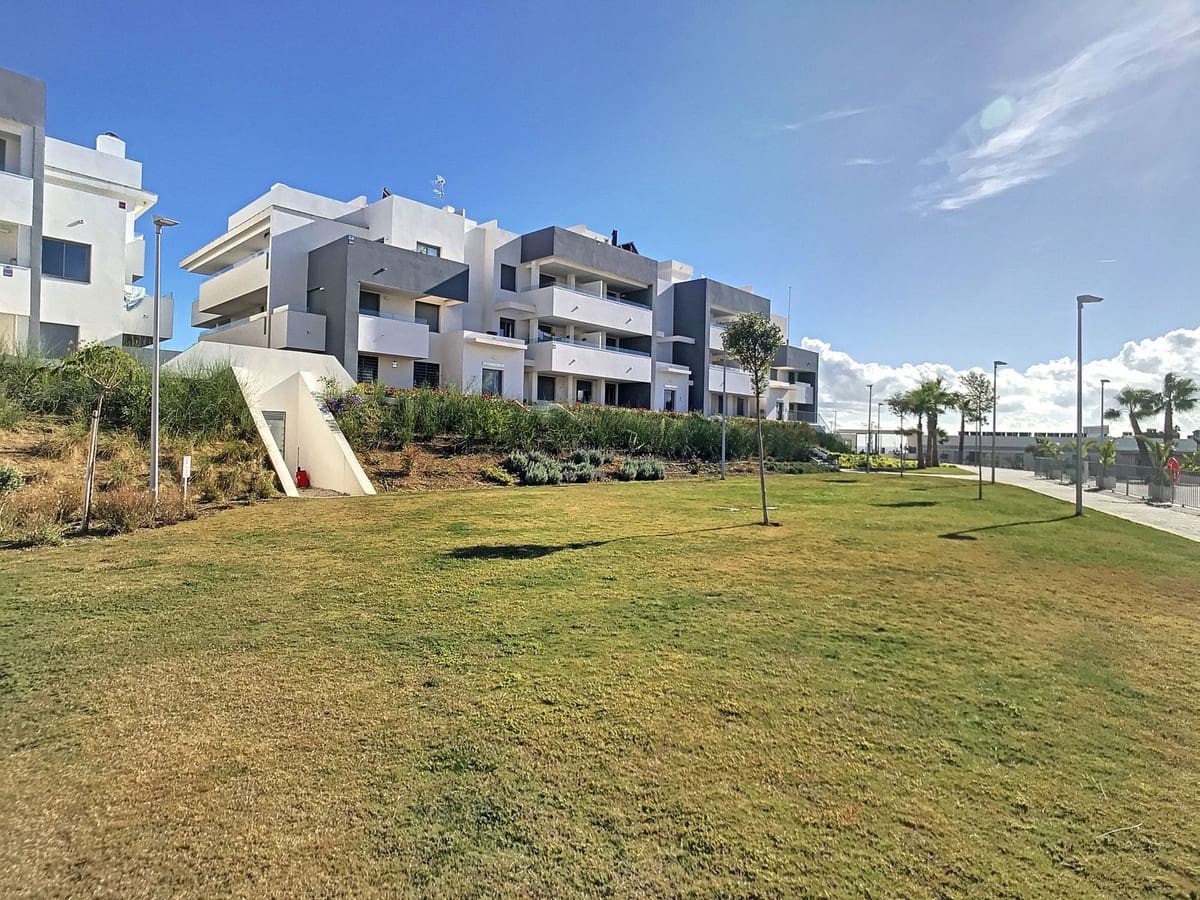 2 bedroom Apartment for rent in Estepona with pool garage - € 1,700 (Ref: 9142417)