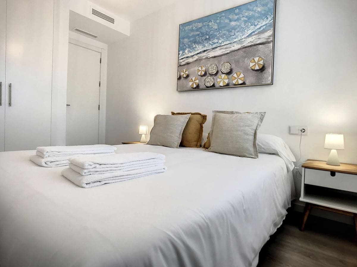 Apartamento de 2 habitaciones en Estepona en alquiler con piscina garaje - 1.700 € (Ref: 9142417)